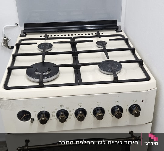 תנור גז עם כיריים במטבח